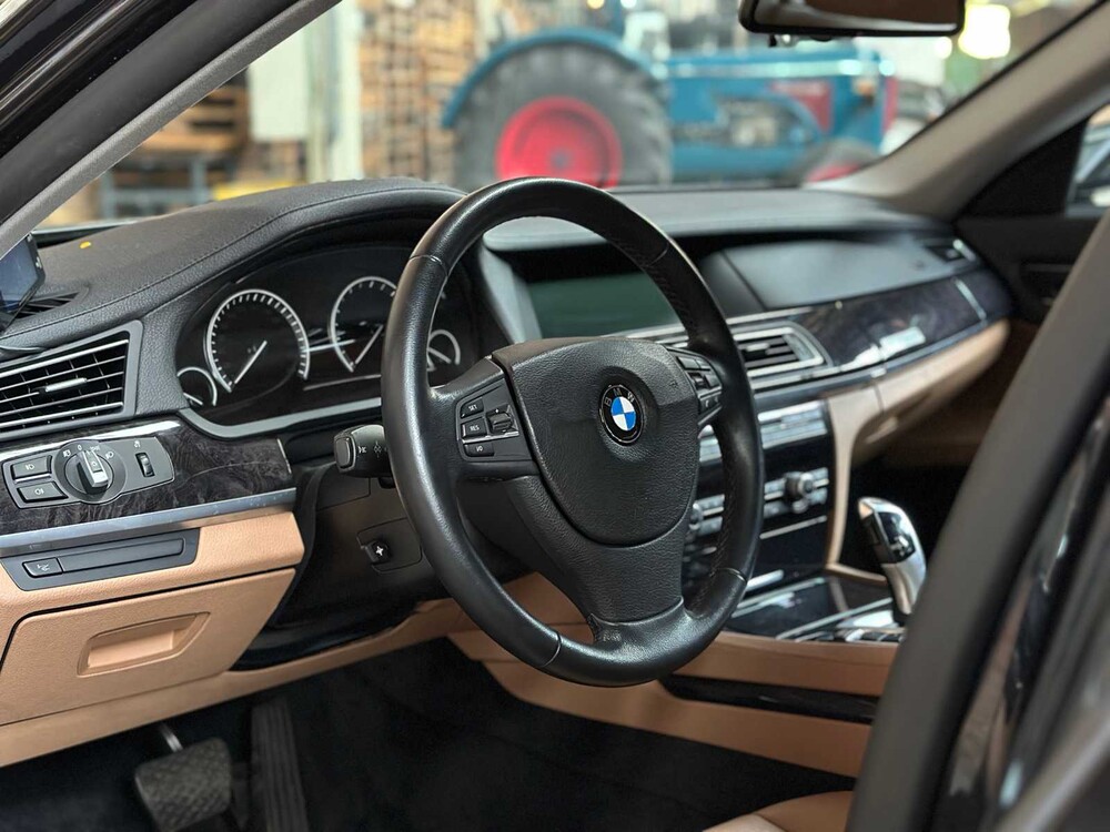 BMW ActiveHybrid7 F04 4.4 V8 465PS 2011