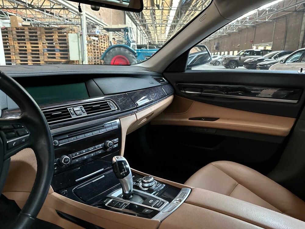 BMW ActiveHybrid7 F04 4.4 V8 465PS 2011