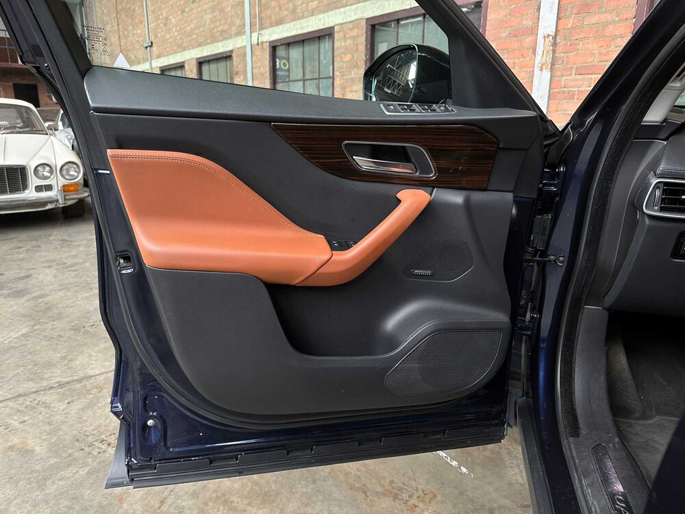 Jaguar F-PACE 2.0 Portfolio AWD 25d 241pk 2017, SV-524-B