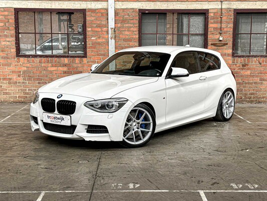 BMW M135i High Executive 1-Serie 320pk 2013 (handgeschakeld), XT-751-F