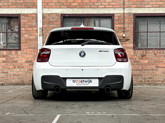 BMW M135i High Executive 1-Serie 320pk 2013 (handgeschakeld), XT-751-F