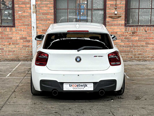 BMW M135i High Executive 1-Serie 320pk 2013 (handgeschakeld), XT-751-F