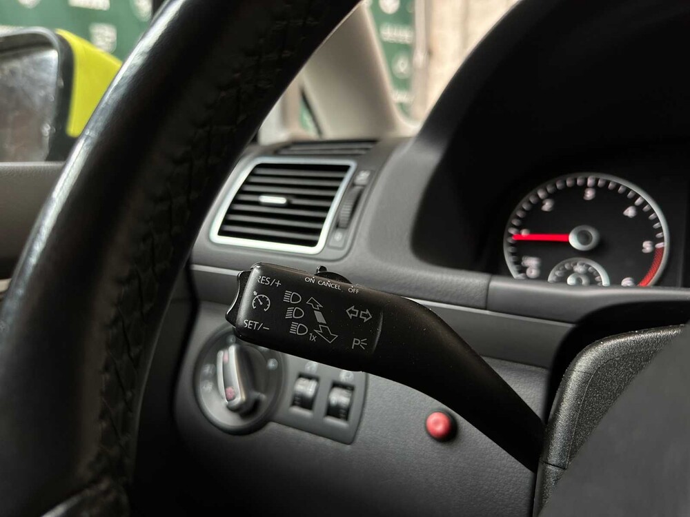 Volkswagen Touran 2.0 TDI Comfortline BlueMotion (AUTOMAAT) 140pk 2013, 8-KNN-06