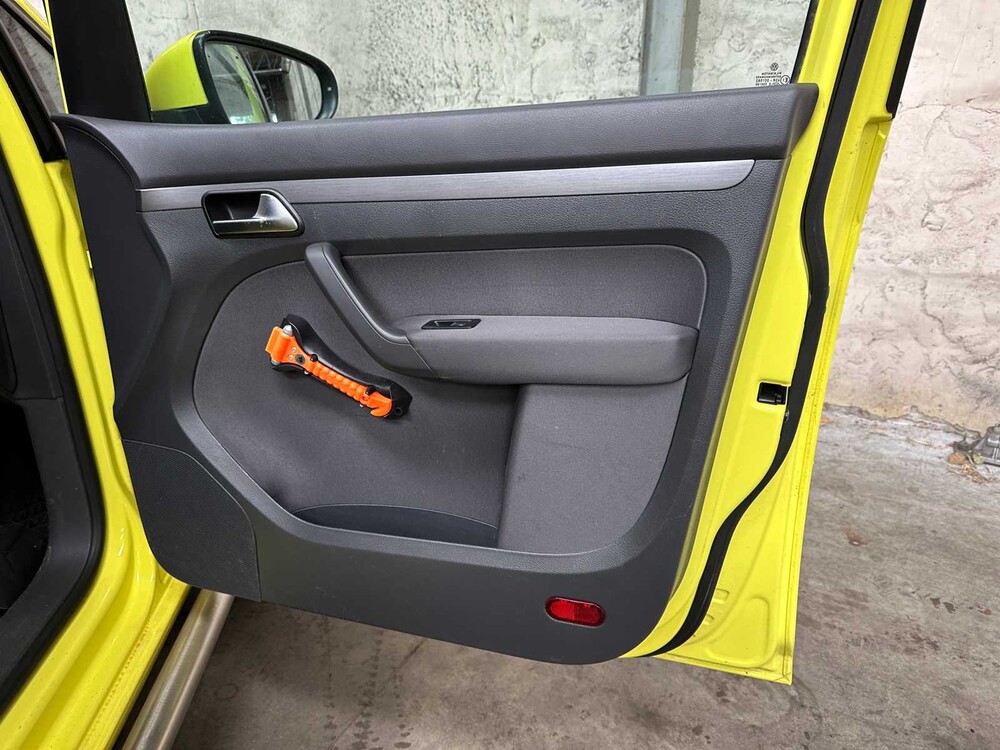 Volkswagen Touran 2.0 TDI Comfortline BlueMotion (AUTOMAAT) 140pk 2013, 8-KNN-06