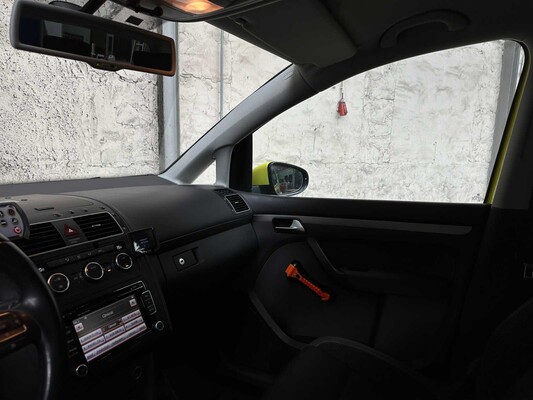 Volkswagen Touran 2.0 TDI Comfortline BlueMotion (AUTOMAAT) 140pk 2013, 8-KNN-06