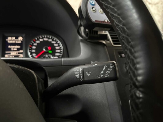 Volkswagen Touran 2.0 TDI Comfortline BlueMotion (AUTOMAAT) 140pk 2013, 8-KNN-06