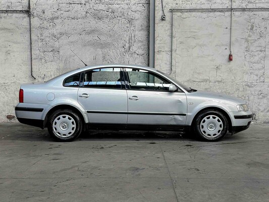 Volkswagen Passat 1.9 TDI Trendline 90pk 2000, 06-FD-FF