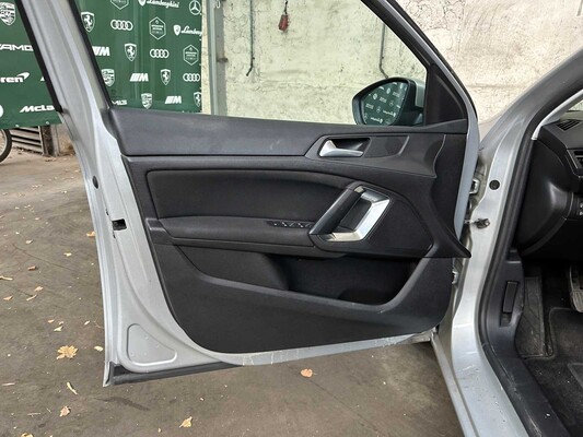 Peugeot 308 1.2 PureTech Allure 110pk 2015, ZT-579-K