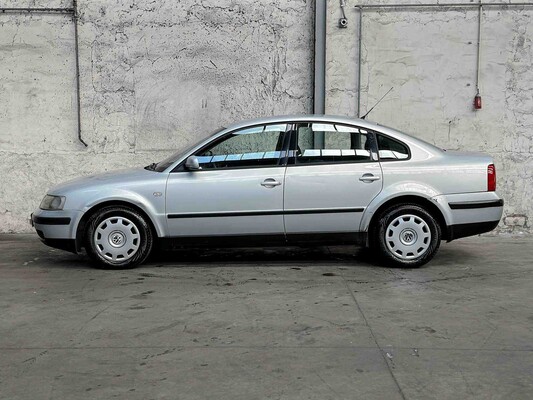 Volkswagen Passat 1.9 TDI Trendline 90pk 2000, 06-FD-FF