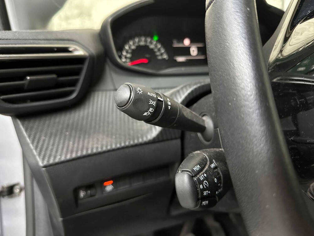 Peugeot 208 1.2 PureTech Style 75pk 2022, S-682-FJ