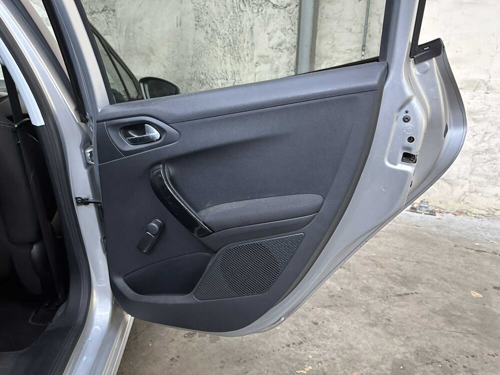 Peugeot 208 1.2 PureTech Allure 82pk 2017, RL-064-L