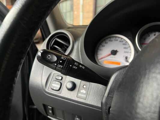 Toyota RAV4 2.0-16V VVT-i Sol (Automaat) 150pk 2004, 76-HFB-9 Youngtimer