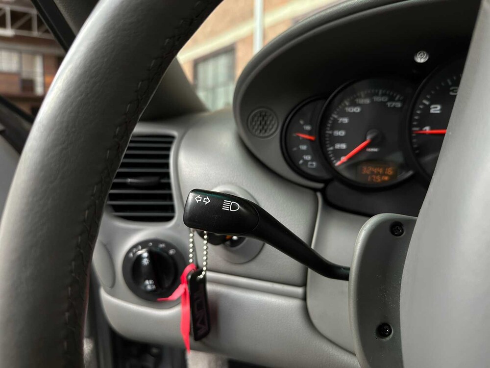 Porsche 911 996 Carrera Coupé 3.4 Schaltgetriebe 300 PS 2000 -Youngtimer-