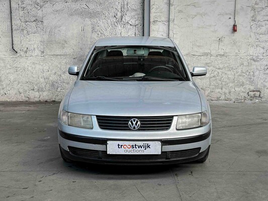 Volkswagen Passat 1.9 TDI Trendline 90pk 2000, 06-FD-FF