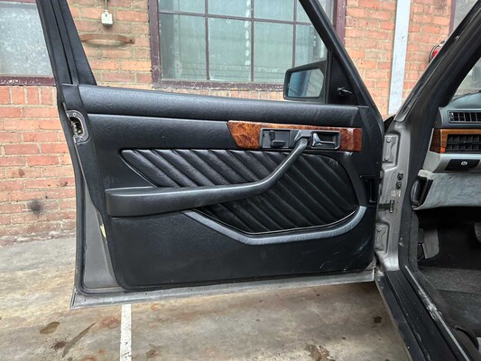 Mercedes-Benz S380 3.8 V8 204hp 1982 S-Class