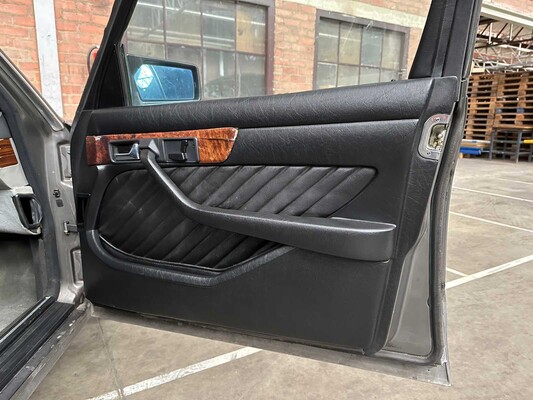 Mercedes-Benz S380 3.8 V8 204hp 1982 S-Class