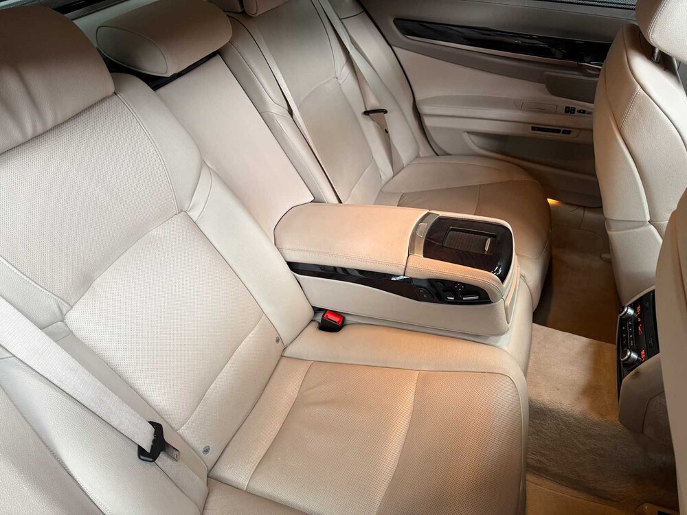 BMW 750i xDrive High 4.4 V8 Executive 408hp 2010 7-Series, L-524-ZV