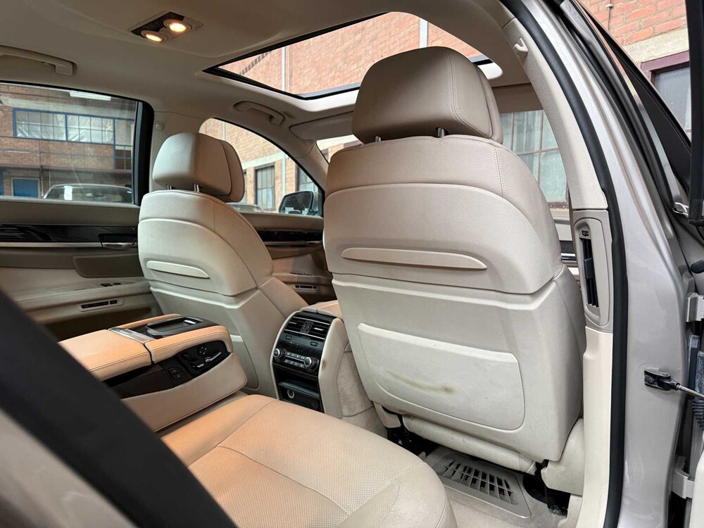 BMW 750i xDrive High 4.4 V8 Executive 408hp 2010 7-Series, L-524-ZV