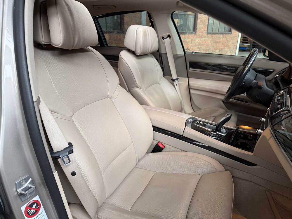 BMW 750i xDrive High 4.4 V8 Executive 408hp 2010 7-Series, L-524-ZV