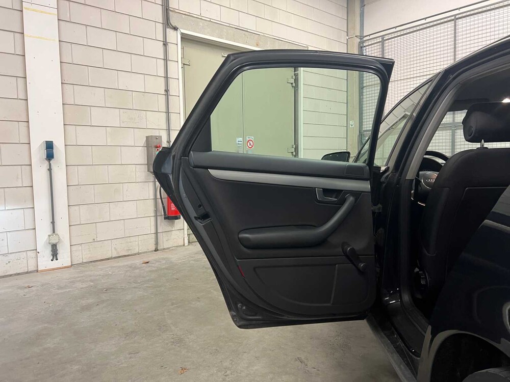 Audi A4 Limousine 1.6 Exclusive 102pk 2003 (Origineel-NL), 83-LS-JL Youngtimer