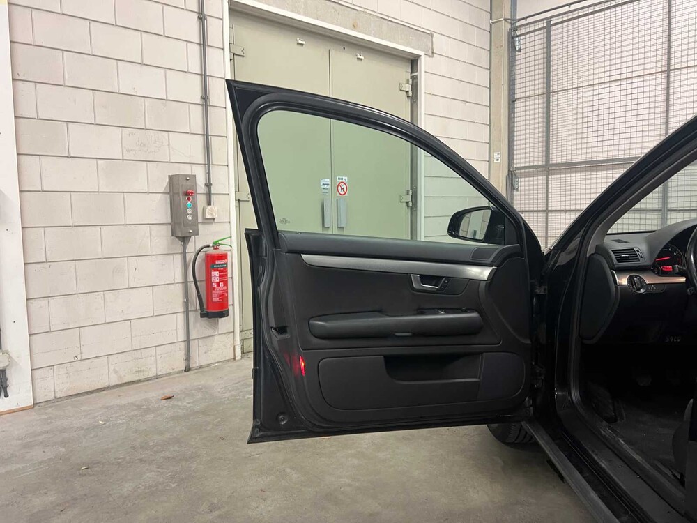 Audi A4 Limousine 1.6 Exclusive 102pk 2003 (Origineel-NL), 83-LS-JL Youngtimer