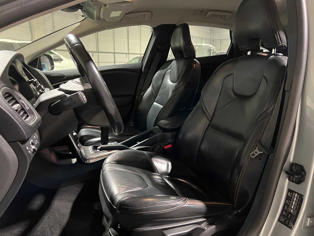 Volvo V40 Cross Country 1.6 T4 Momentum 179pk 2013, 7-KDH-93