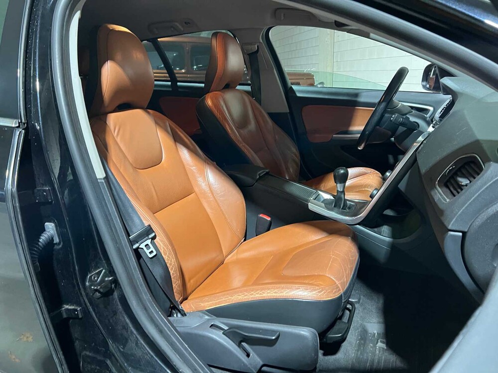 Volvo V60 1.6 T4 Momentum 179PS 2011, 34-RDF-3