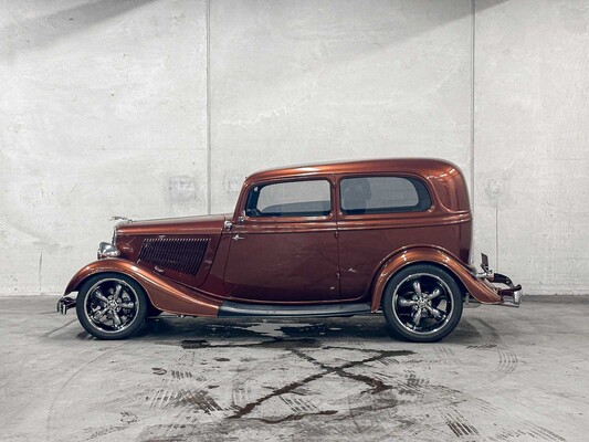 Ford Tudor V8 Sedan -Resto-Mod- 300hp 1933 (327 Corvette Engine), DZ-34-70