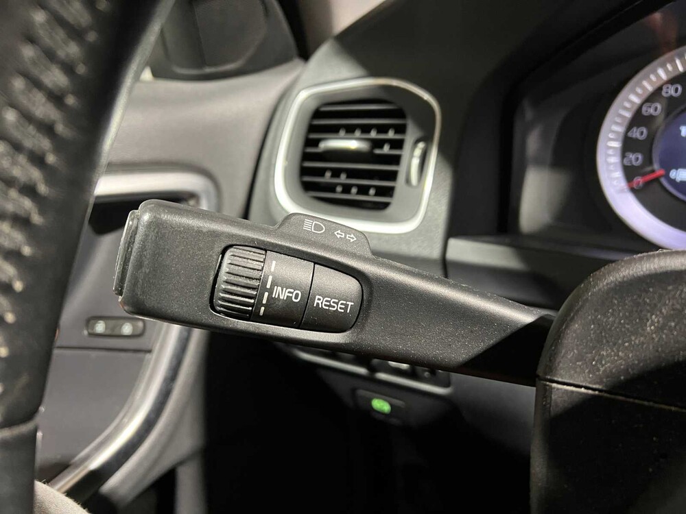 Volvo V60 1.6 T4 Momentum 179PS 2011, 34-RDF-3