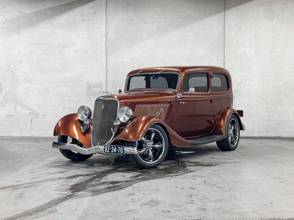 Ford Tudor V8 Sedan -Resto-Mod- 300hp 1933 (327 Corvette Engine), DZ-34-70