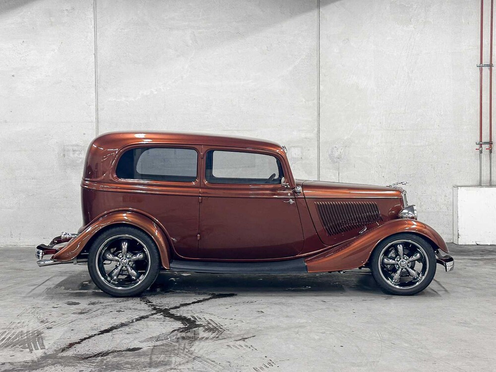 Ford Tudor V8 Sedan -Resto-Mod- 300pk 1933 (327 Corvette Engine), DZ-34-70