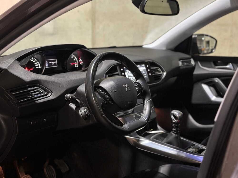 Peugeot 308 SW 1.2 e-THP Première 131hp 2014, 8-TZN-61