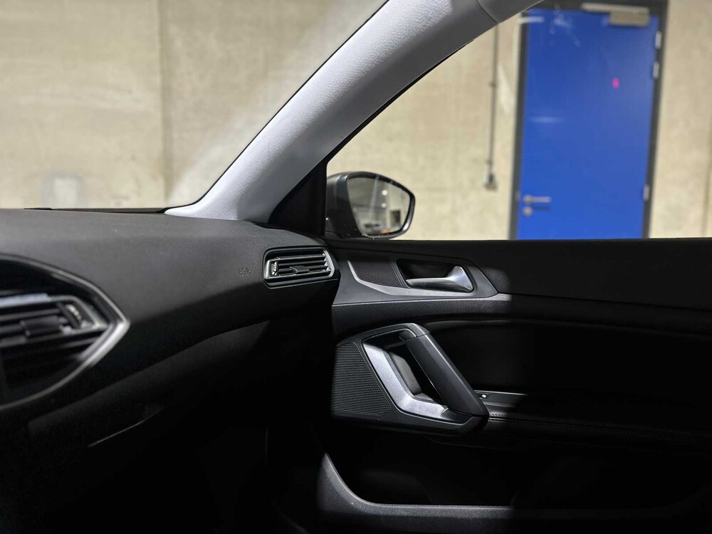 Peugeot 308 SW 1.2 e-THP Première 131hp 2014, 8-TZN-61