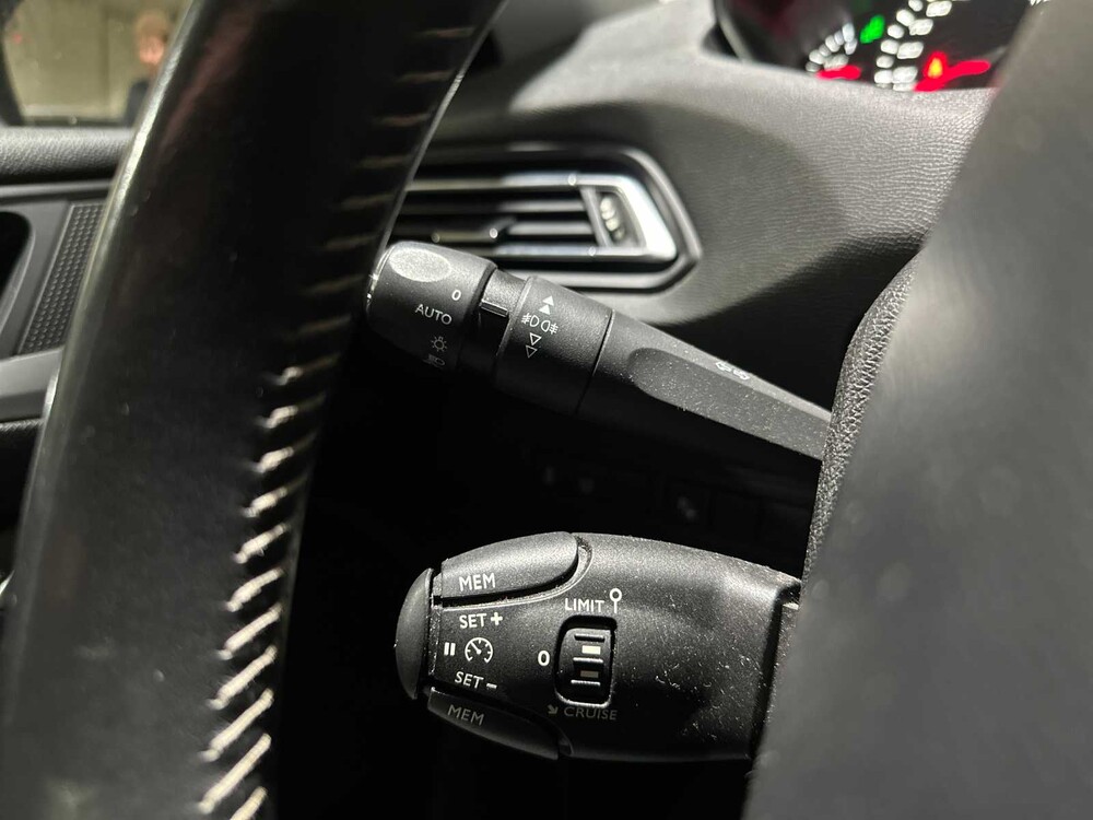 Peugeot 308 SW 1.2 e-THP Première 131hp 2014, 8-TZN-61