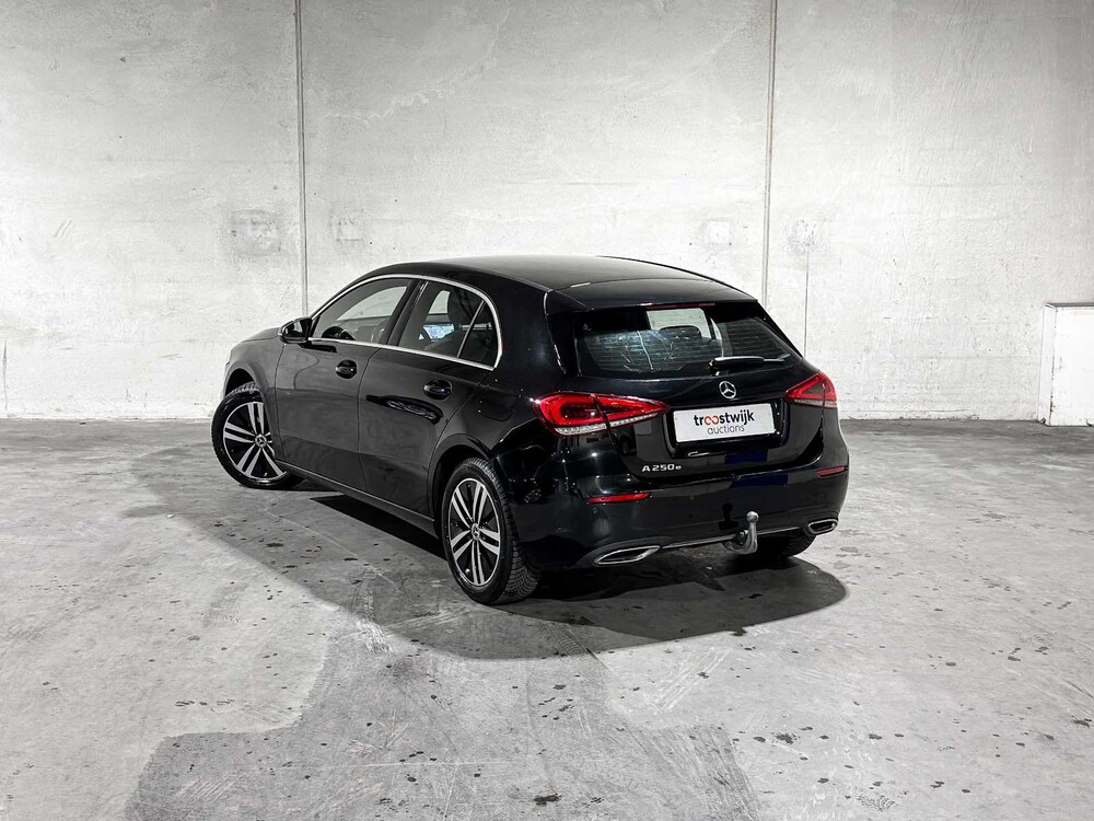 Mercedes-Benz A250e Luxury Line 160PS 2022, R-122-NX