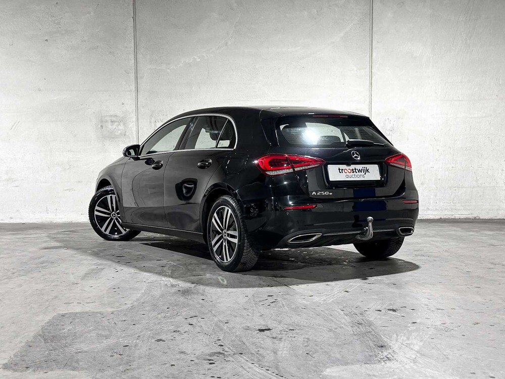 Mercedes-Benz A250e Luxury Line 160PS 2022, R-122-NX