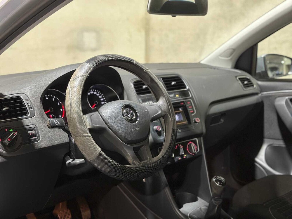 Volkswagen Polo 1.2 TSI Comfortline 90hp 2016, J-776-VR
