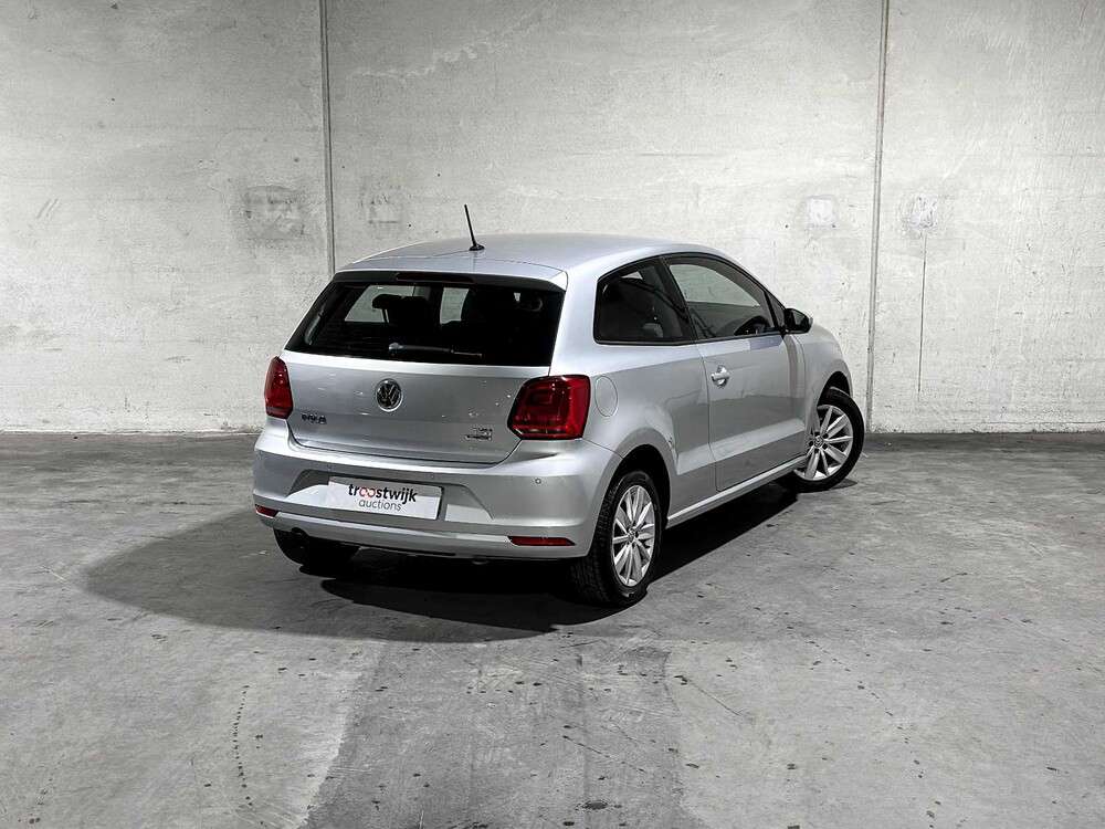 Volkswagen Polo 1.2 TSI Comfortline 90hp 2016, J-776-VR
