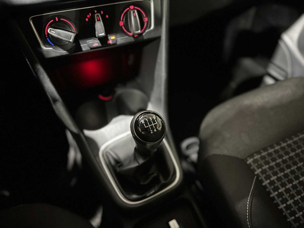 Volkswagen Polo 1.2 TSI Comfortline 90hp 2016, J-776-VR