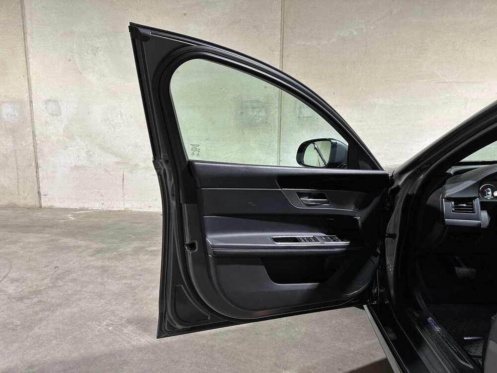 Jaguar XF Sportbrake 2.0d Portfolio 179PS 2017 (Original-NL), PZ-465-J