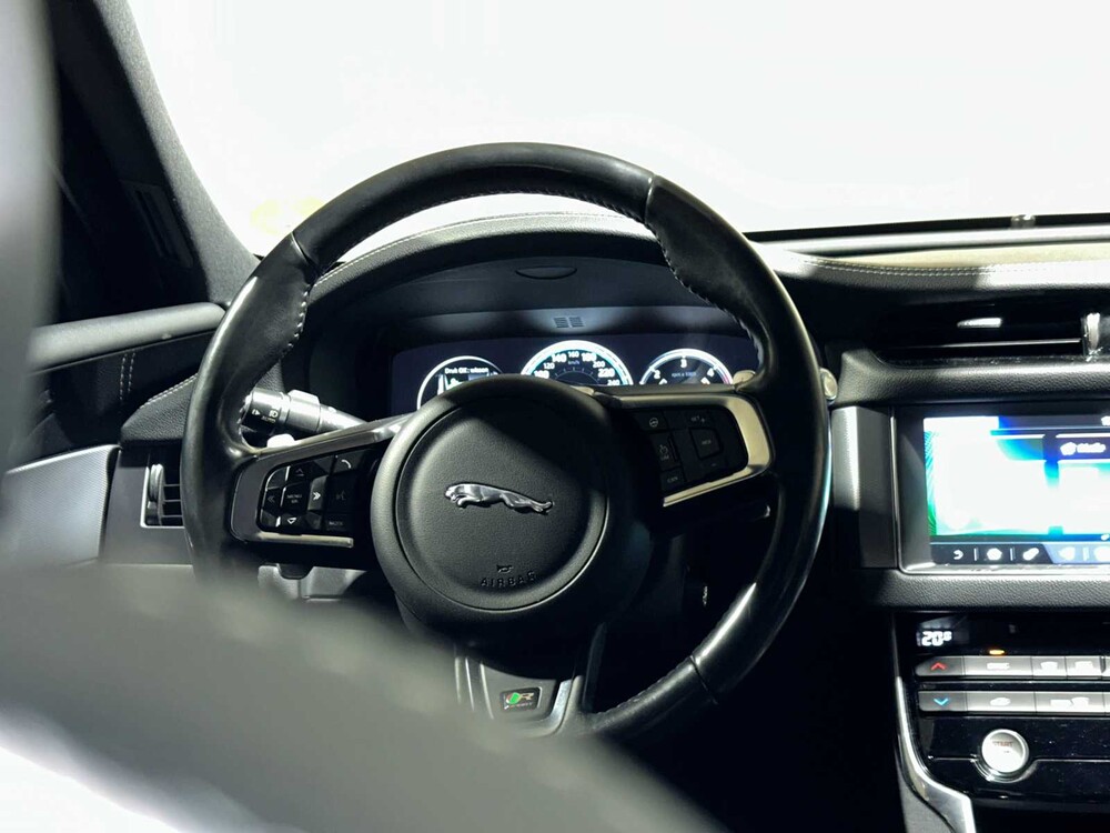 Jaguar XF Sportbrake 2.0d Portfolio 179PS 2017 (Original-NL), PZ-465-J