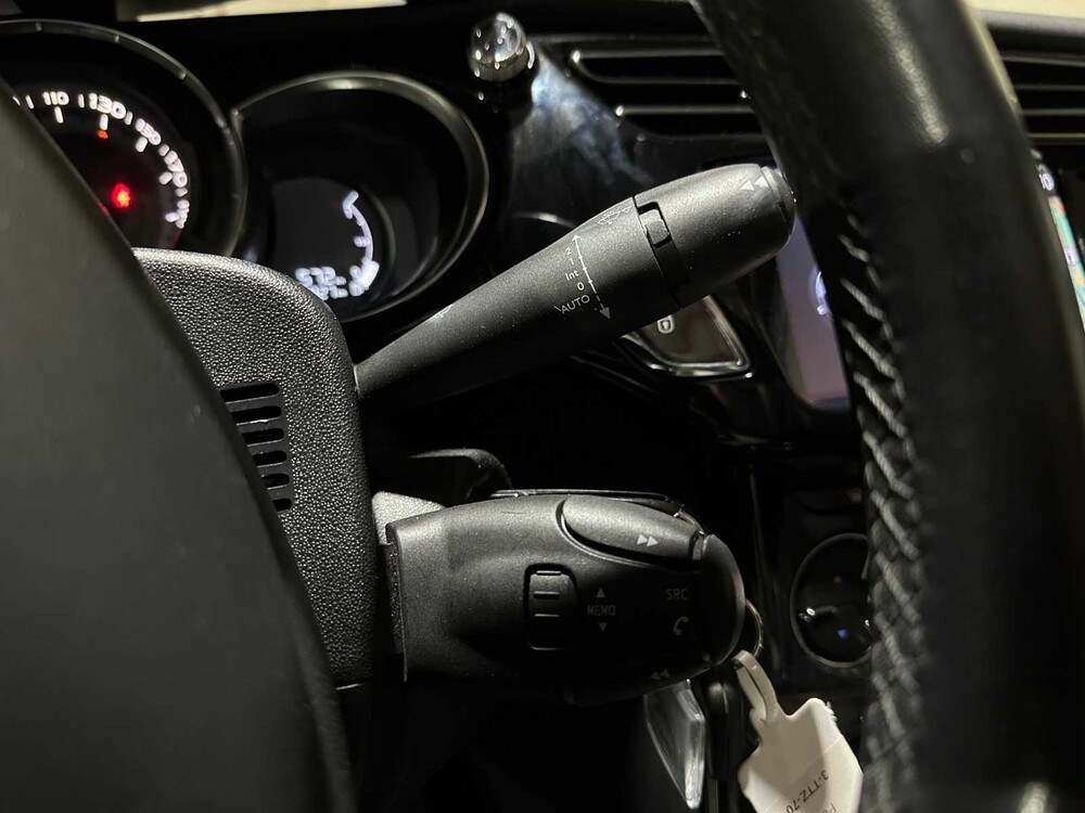 Citroen DS3 Cabrio 1.2 VTi So Chic 82hp 2014, 3-TTZ-70