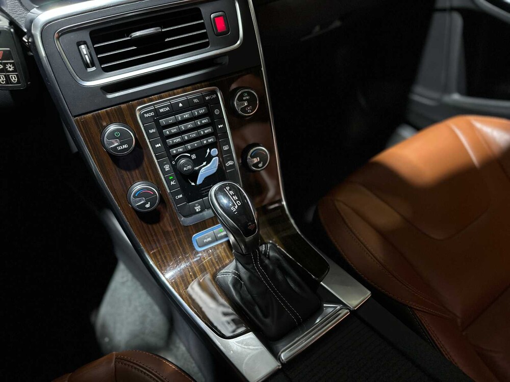 Volvo V60 2.4 D6 AWD Plug-In Hybrid Summum 286pk 2014, 4-TJX-19