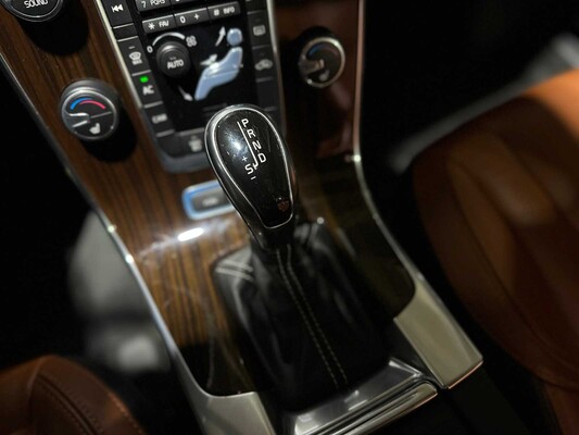 Volvo V60 2.4 D6 AWD Plug-In Hybrid Summum 286hp 2014, 4-TJX-19