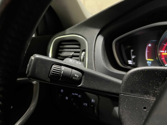 Volvo V40 2.0 D2 Momentum 120hp 2015, GH-539-N