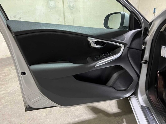 Volvo V40 2.0 D2 Momentum 120hp 2015, GH-539-N