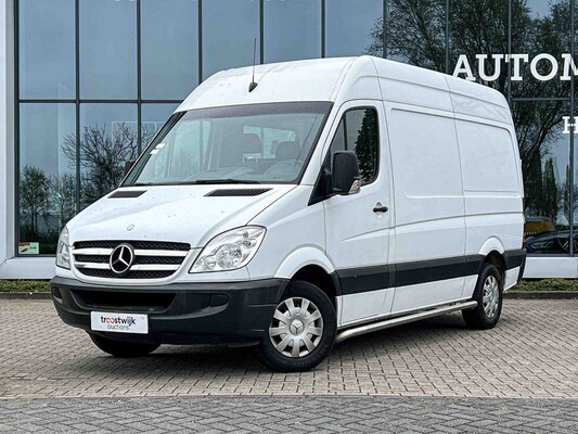 Passenger cars and commercial vehicles in Tiel