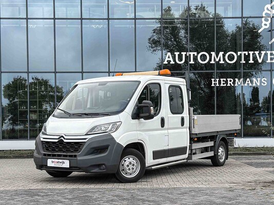 Passenger cars and commercial vehicles in Tiel