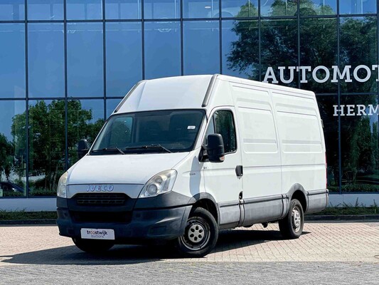 Passenger cars and commercial vehicles in Tiel