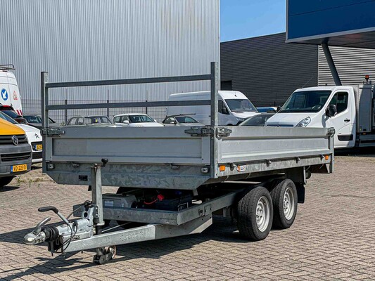 Passenger cars and commercial vehicles in Tiel